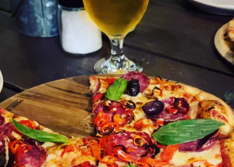 Round Hill Road Pizza / Bar